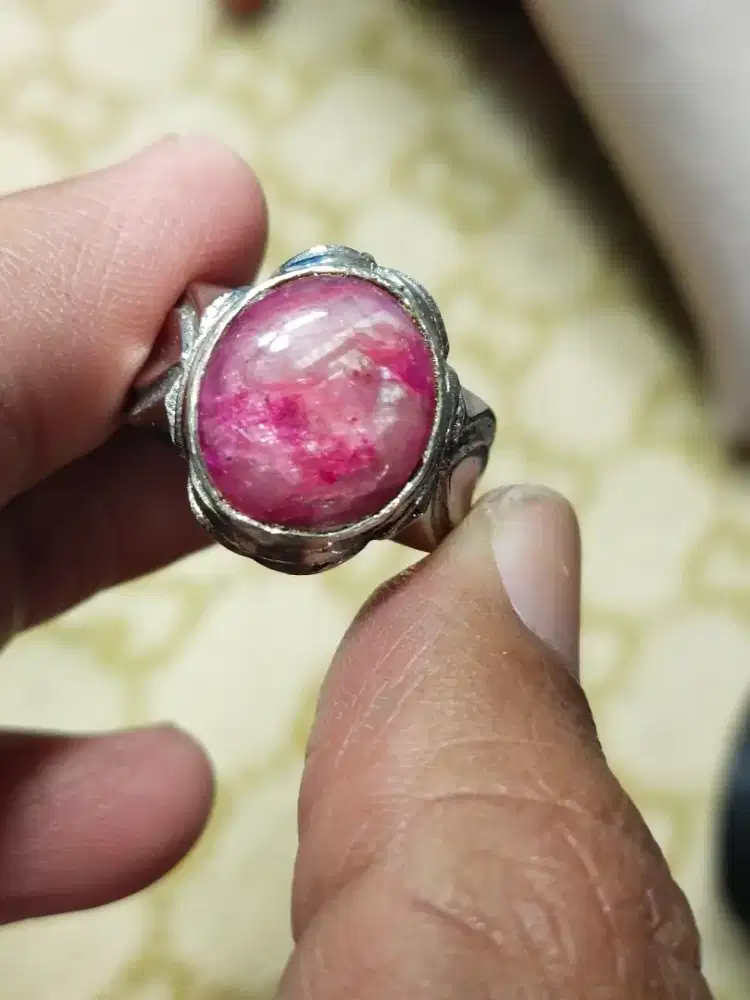 Cincin merah ruby