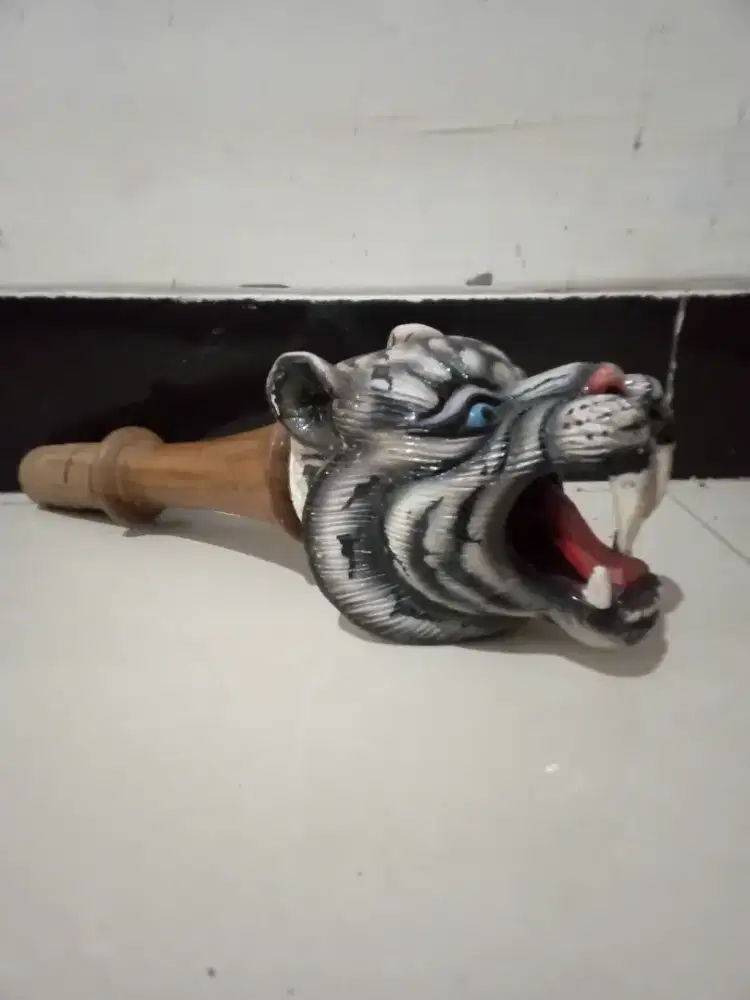 Gagang pecut ukir macan