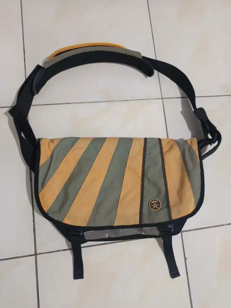 Tas selempang crumpler orange abu