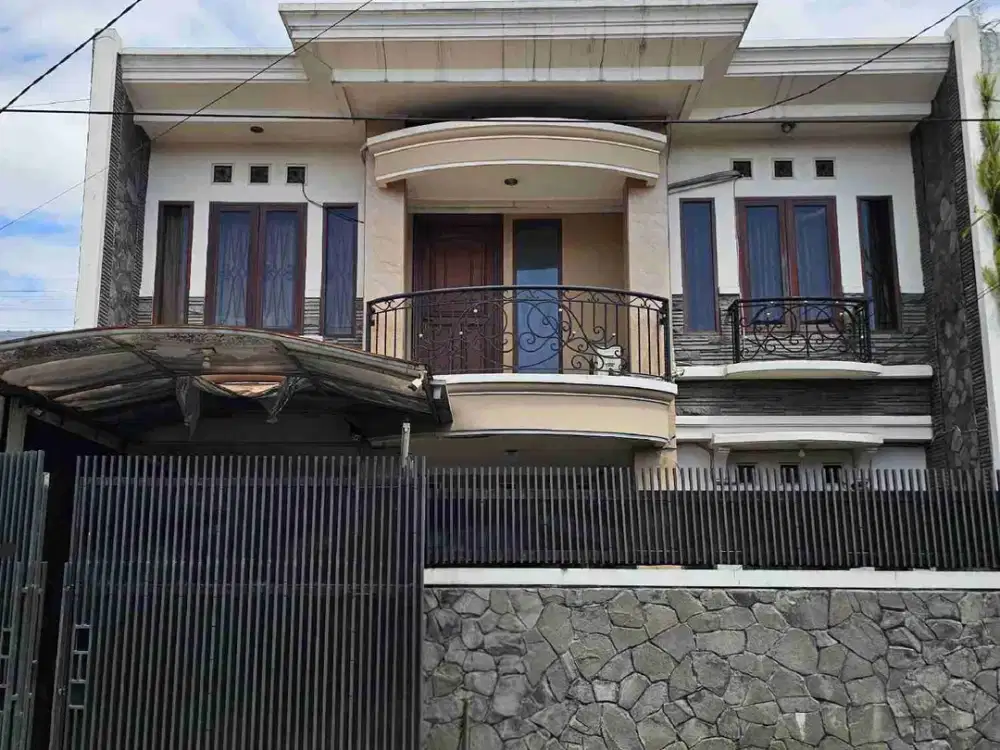 Dijual rumah luas terawat di taman holis