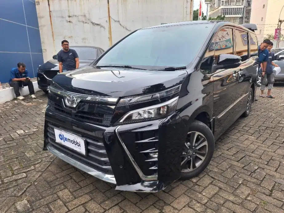 DP MURAH Toyota Voxy 2.0 Bensin-AT 2018 Hitam CTMTB