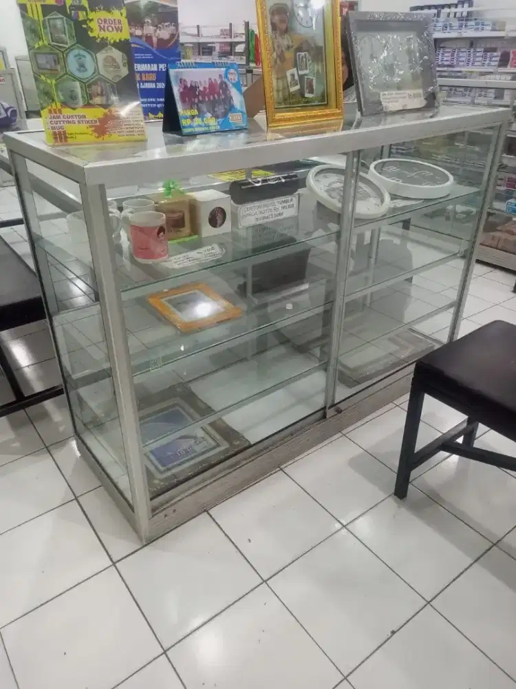 Etalase kaca bekas murah