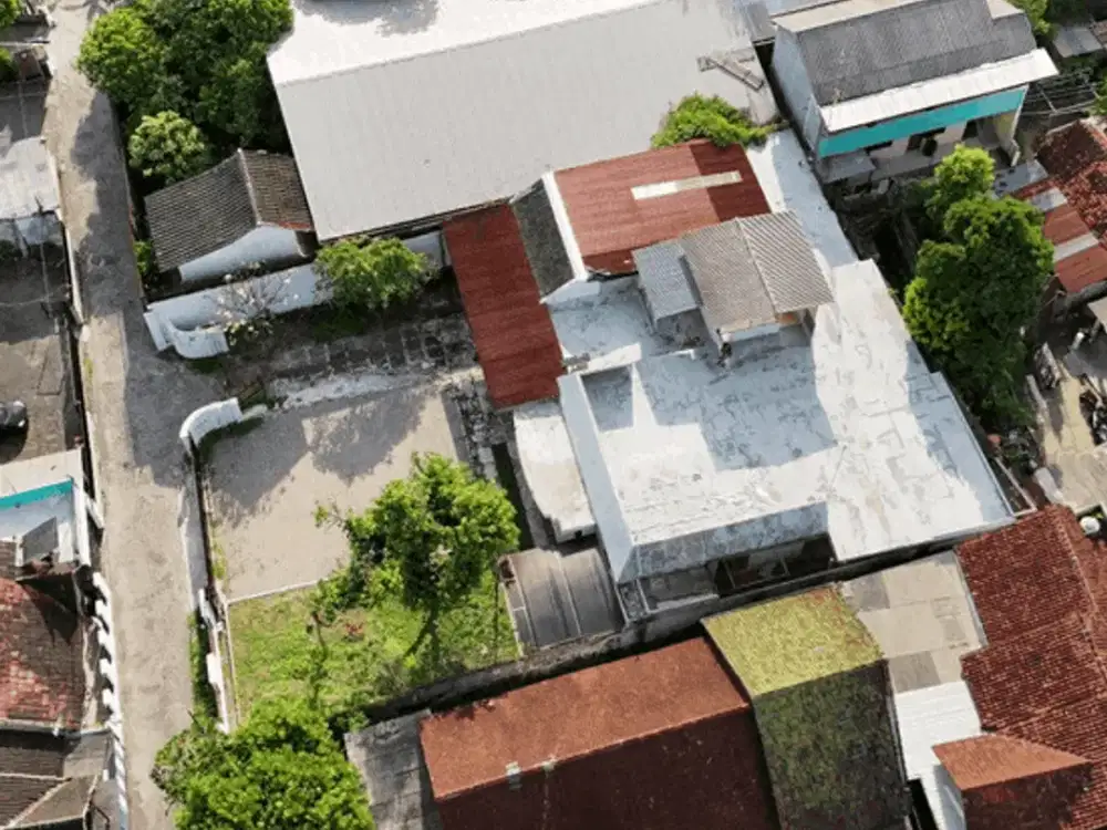 Rumah Eks Gudang Masuk Truck Box Di Deket Perempatan Jombor