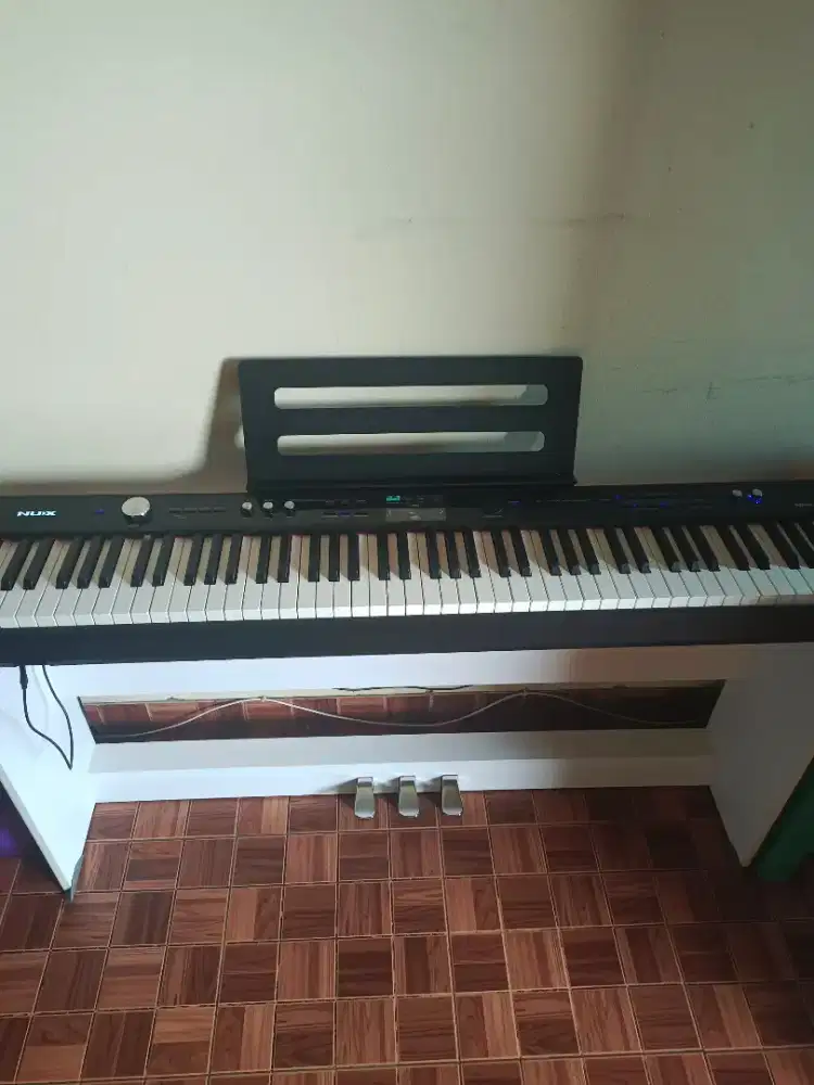 Nux NPK 20 dengan stand meja 3 pedal