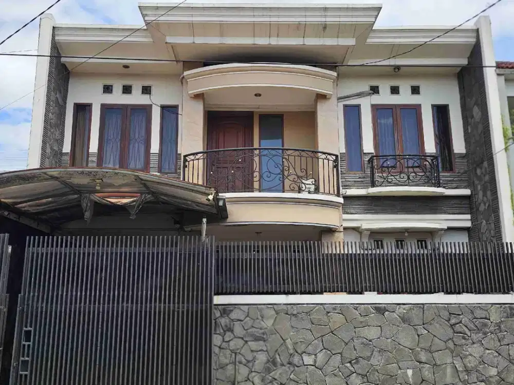 rumah terawat di komplek taman holis