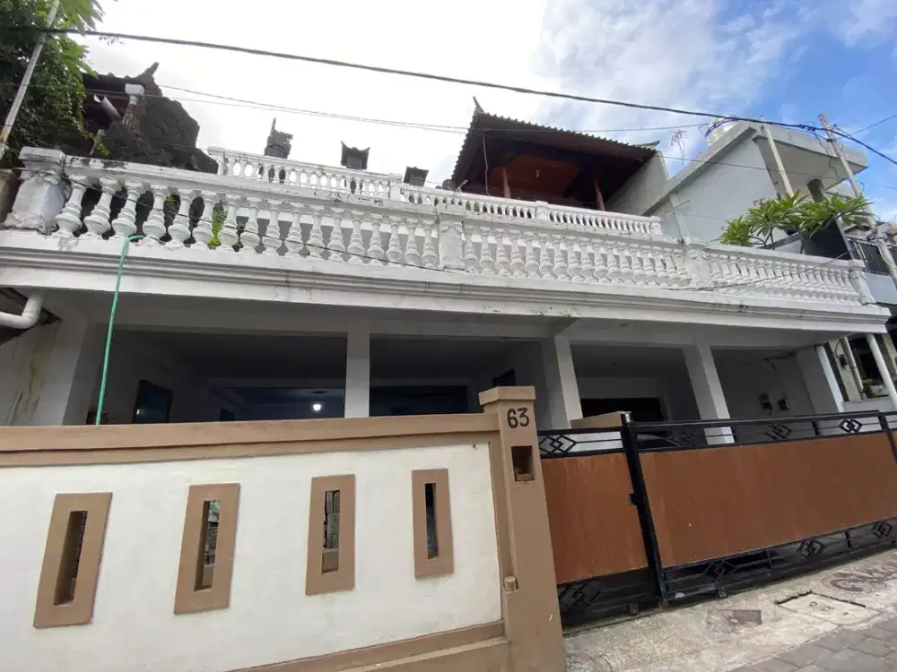 Dijual rumah 2 1/2 lantai dengan teras yang cukup luas lokasi pura demak  denpasar barat