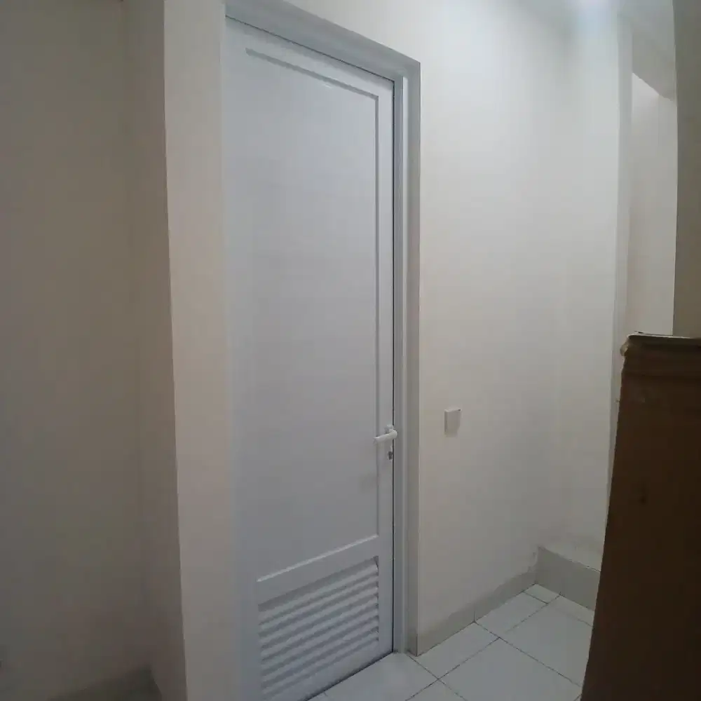 Pintu kamar mandi almunium spanderel kombinasi kisi.