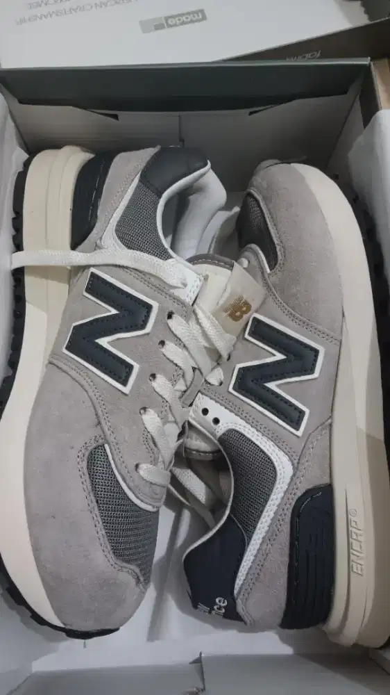 sepatu New Balance 574 Legacy berwarna abu-abu