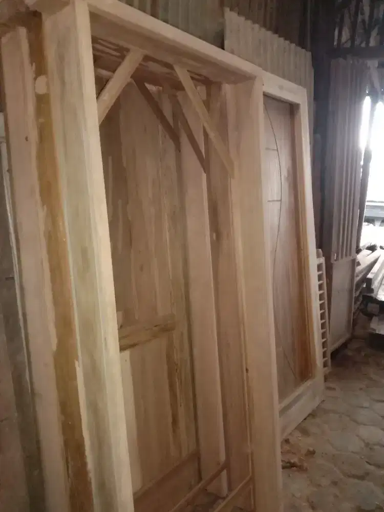 Kusen pintu nya ready dari kayu bekas Meranti oven berkualitas