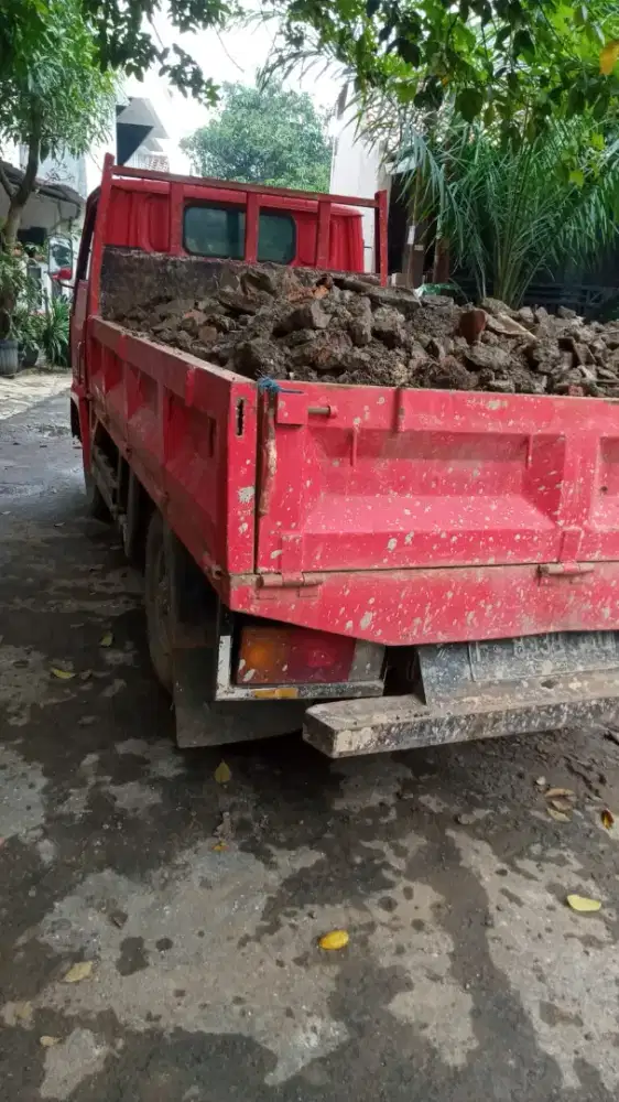 Buang tanah dan puing area GDC depok