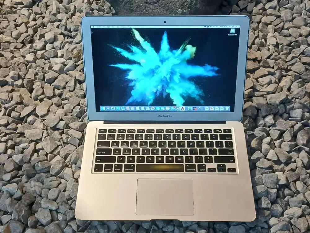 Macbook Air (13-inch, Early 2025)  Ram 8 GB SSD 128 GB