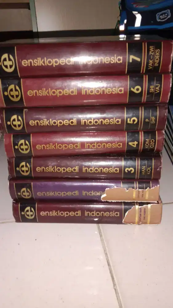 Tujuh buku ensiklopedia indonesia