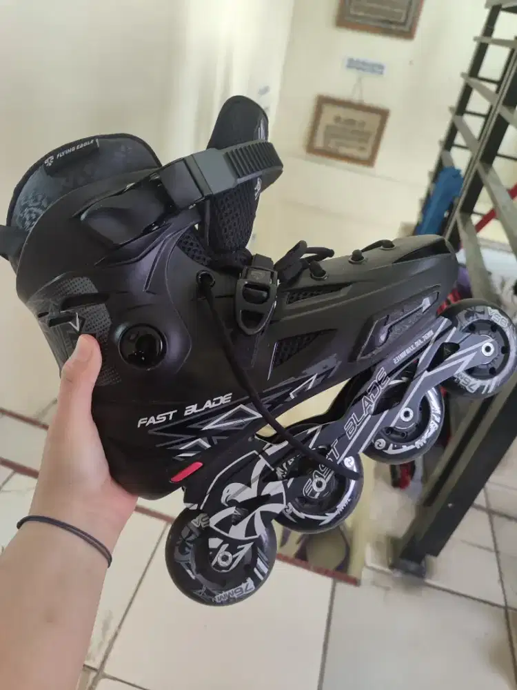 Sepatu roda inline skate flying eagle fast blade dan pelindung body