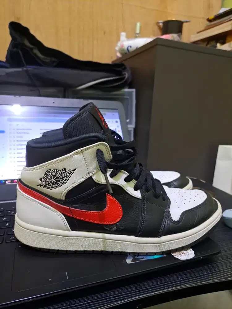 Aj 1 Mid Black Chile Red