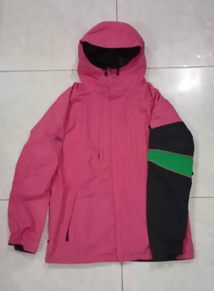 Jaket jenis snowboard merek 686