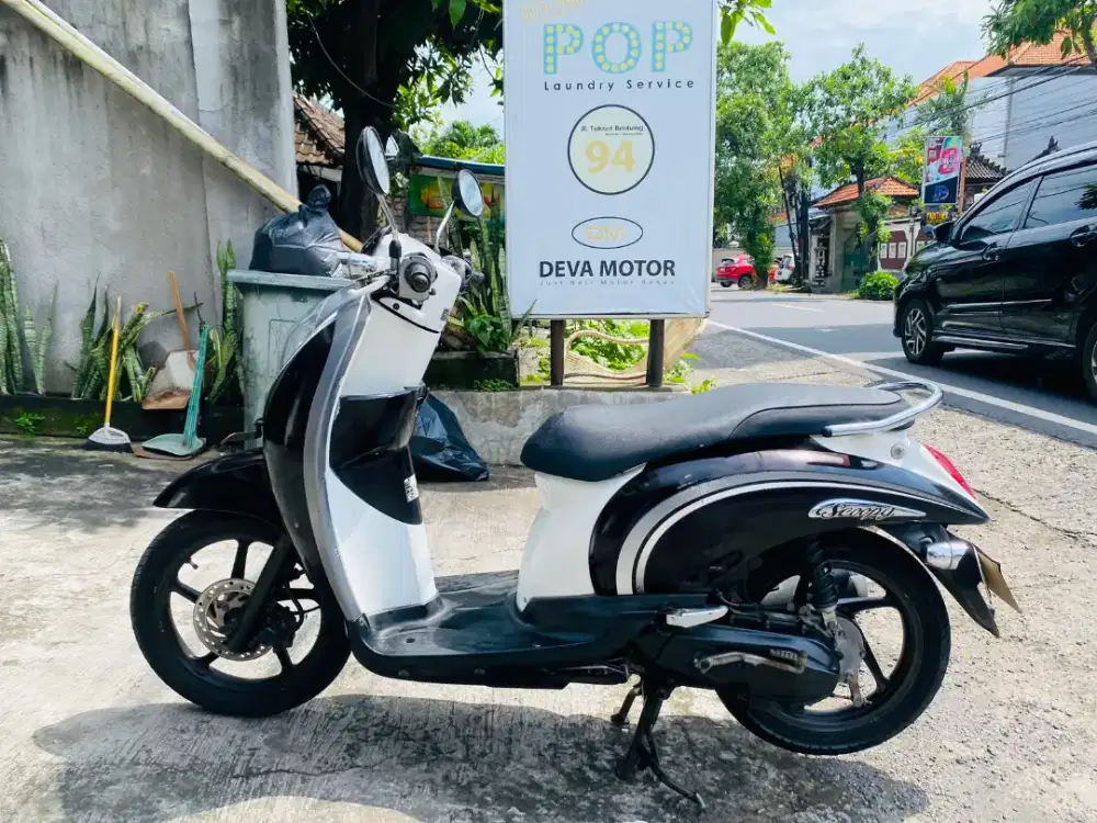 Scoopy Deva motor violet