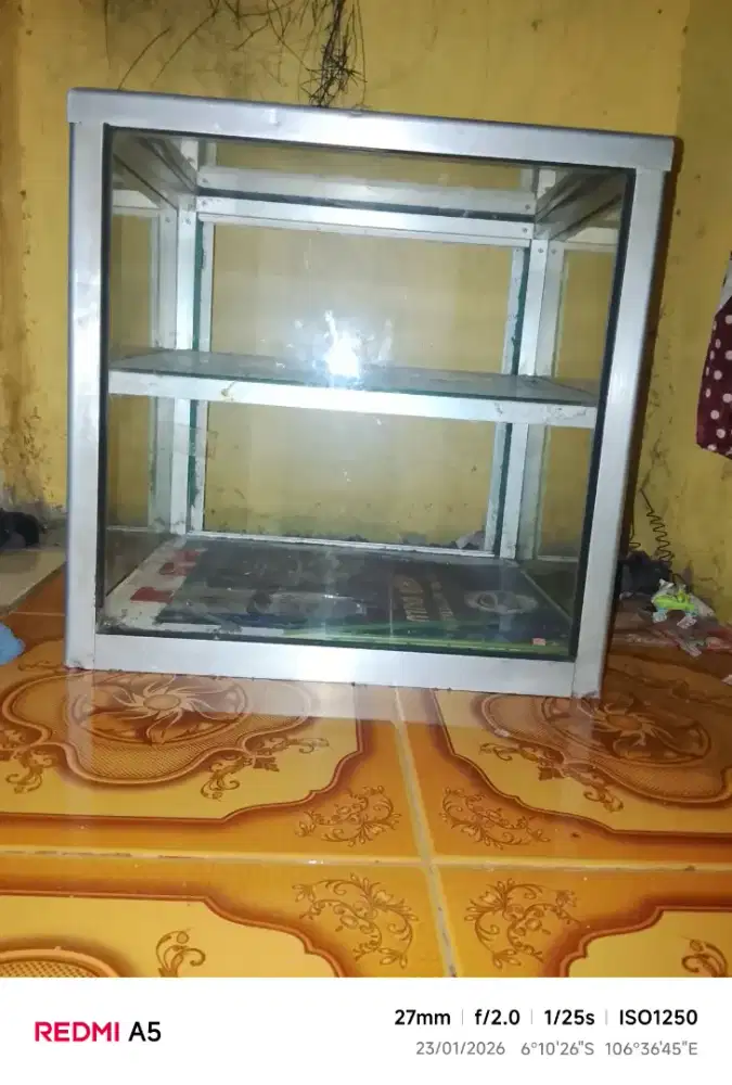 Etalase jualan atas meja
