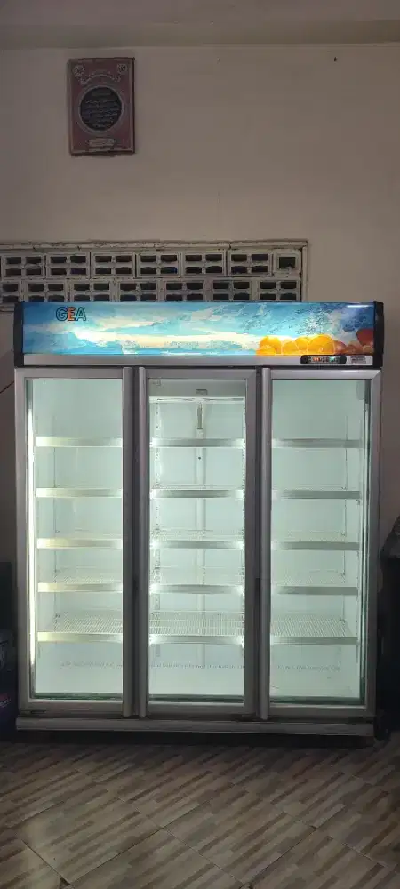 Showcase 3 pintu Gea Nego