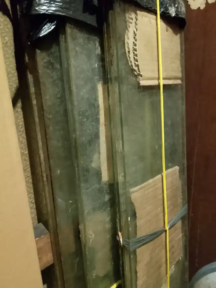 Kaca tempered panjang