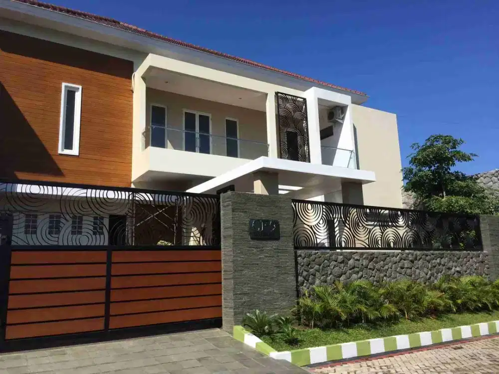 Dijual Rumah cantik 2 lantai + Kolam renang di Perumahan Sempusari Jember