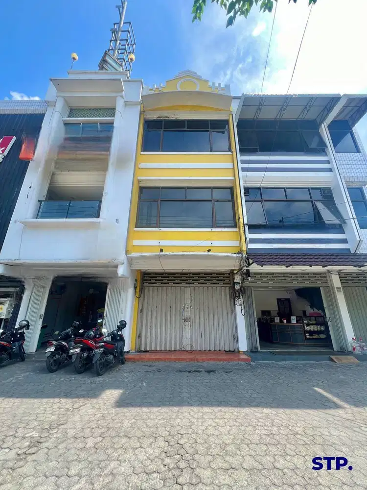 Disewakan, Ruko 3 lantai di Jalan Dharmahusada - Dr. Moestopo