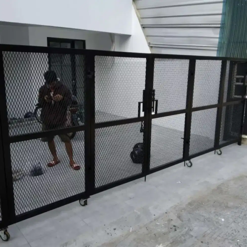 Pintu pagar perforated . Pintu pagar expandet