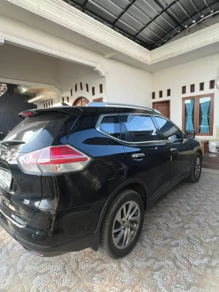 Dijual Nissan Xtrail T32 Hitam