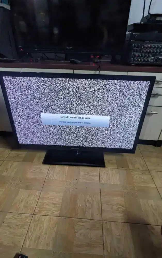 tv Samsung 43 inch 1meter minus bergaris tipis SPT di foto