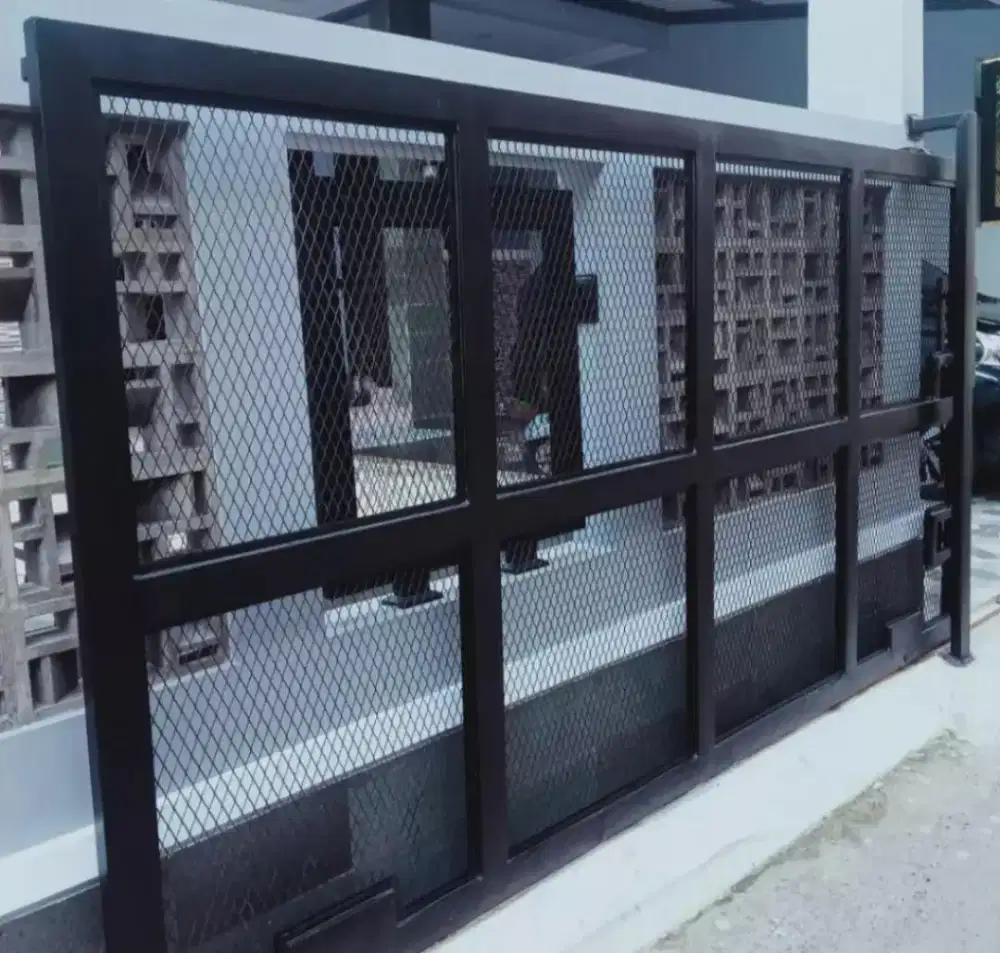 Pintu pagar perforated . Pintu pagar expandet