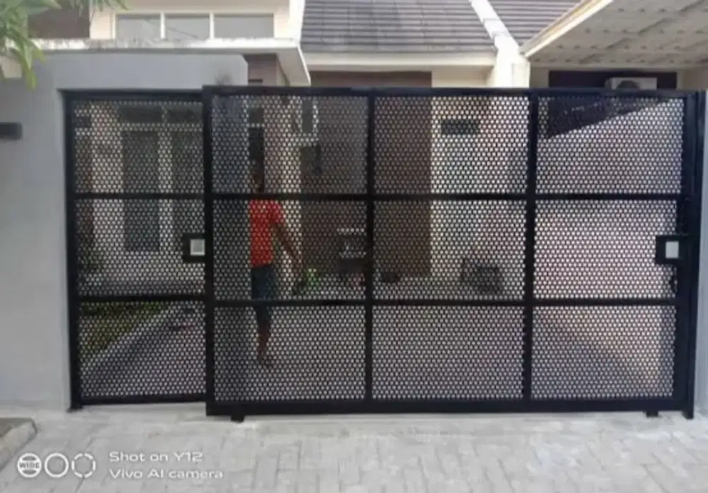 Pintu pagar perforated . Pintu pagar expandet