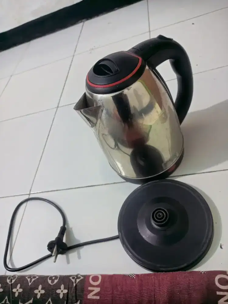 Teko listrik pemanas air