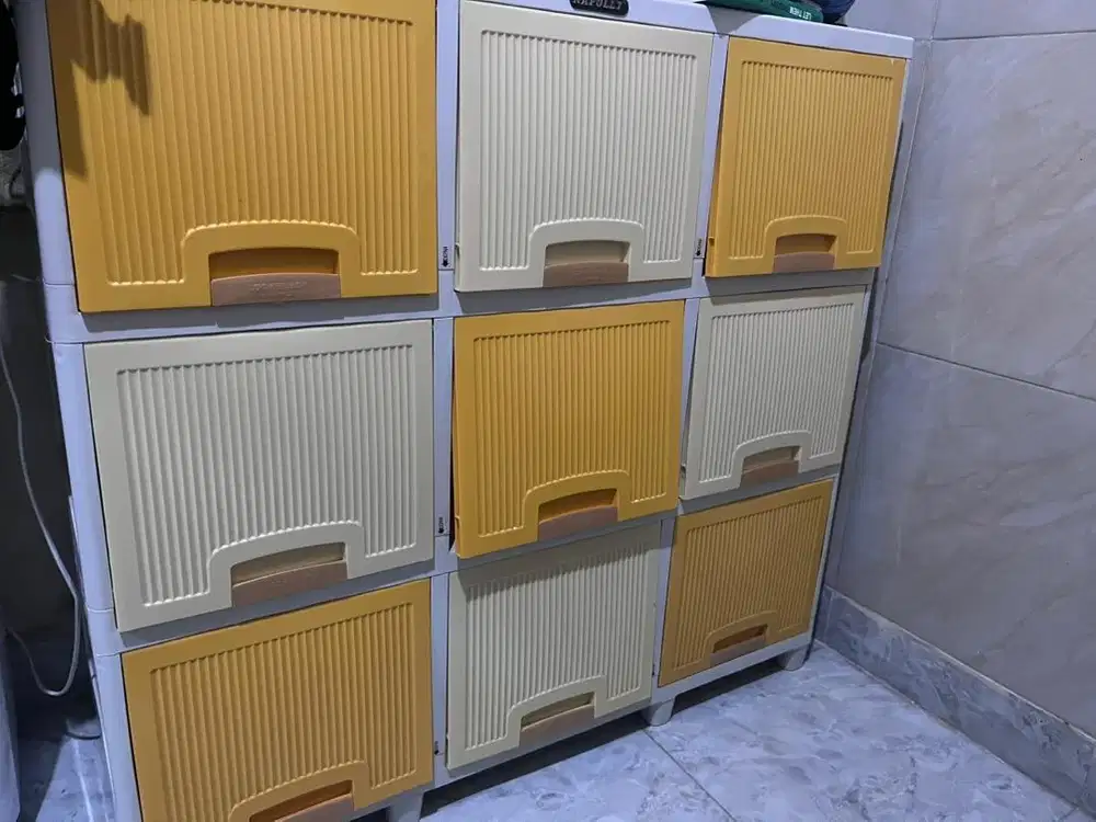 Lemari Plastik Napolly Bekas  9 Pintu, Kuat & Rapi
