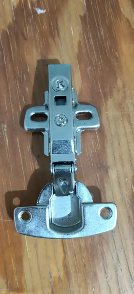 Engsel lemari Hettic