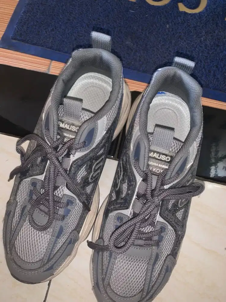 Sepatu sneakers pria