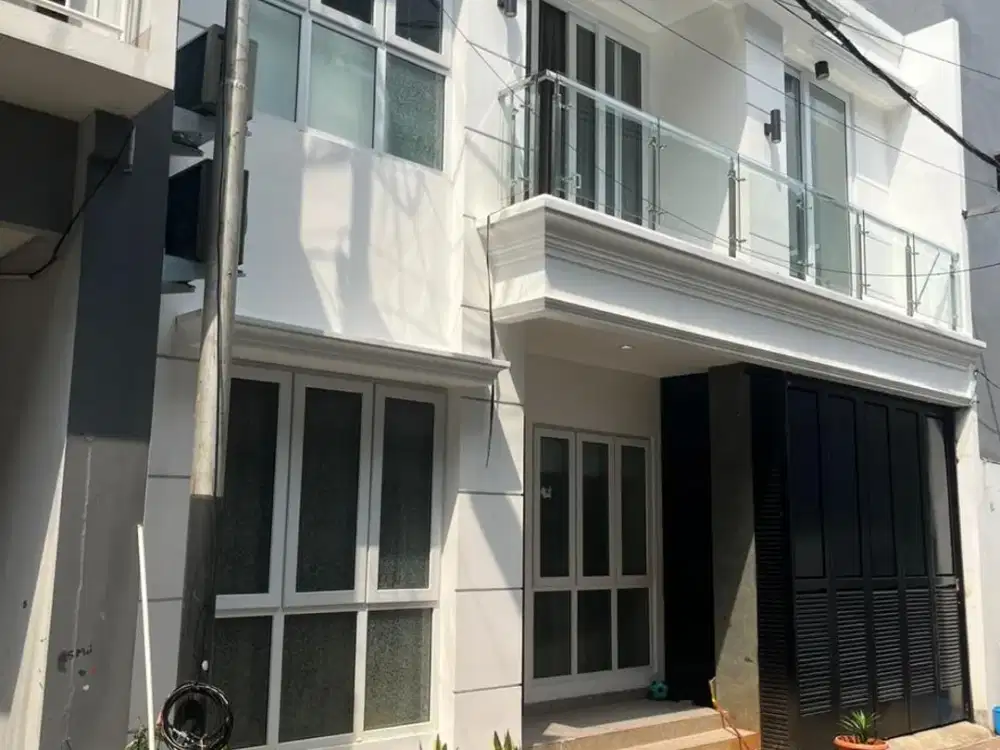 Rumah Kebon Jeruk, 3 Lantai, 4+1 Kamar Tidur, Bagus, Furnished, Siap Huni