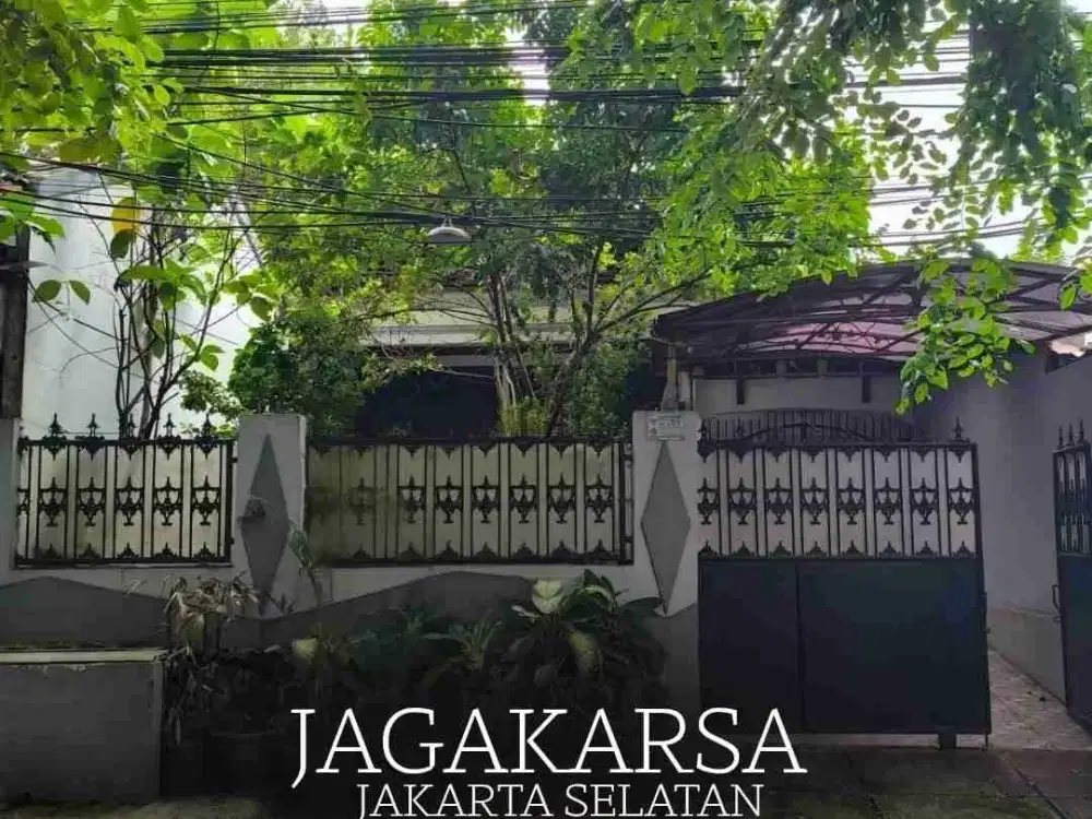 Pinggir jalan raya,cocok untuk usaha,rumah dijual di Jagakarsa, bebas banjir,harga oke banget bisa KPR.