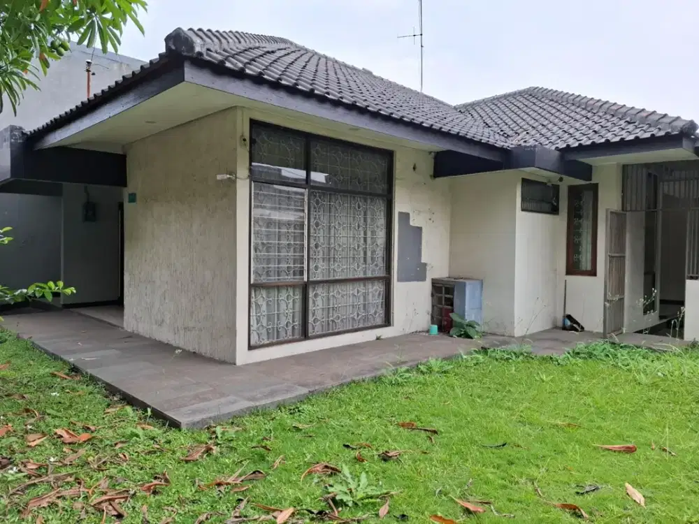 Rumah Hook dengan Tanah Luas di Sumber Sari