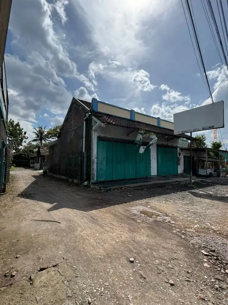 Rumah dan Tanah 944 m² Depan Pasar Canggal