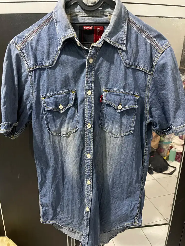 Kemeja denim Levi’s