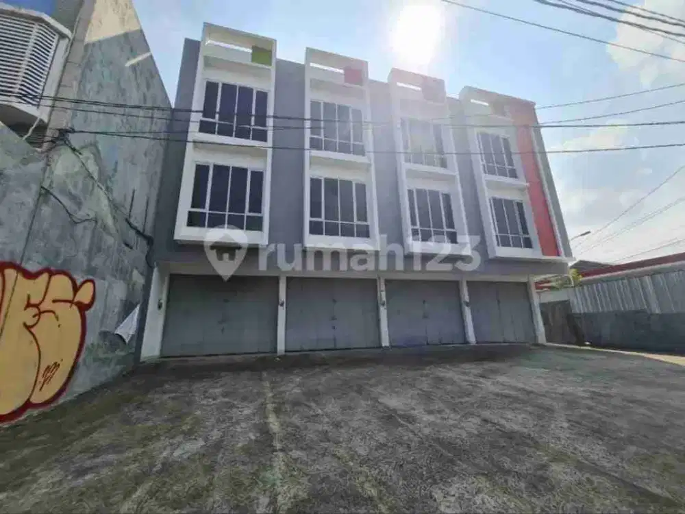 Dijual Ruko Strategis 3,5 Lantai Lokasi Banjarsari,Solo Luas 135m2