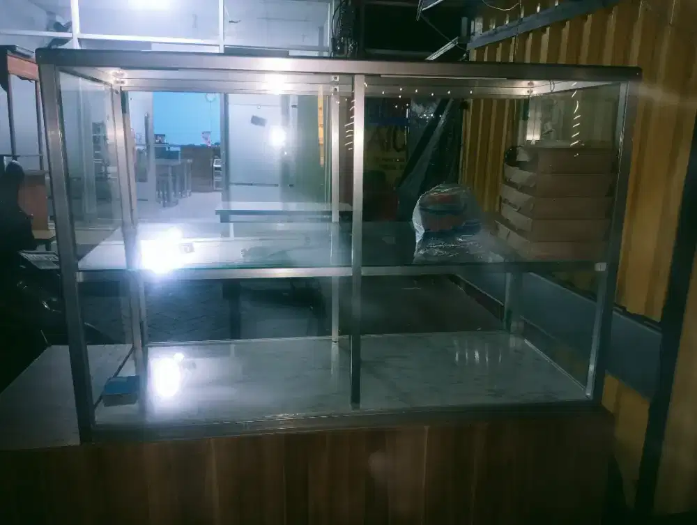 Di jual etalase