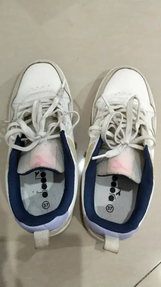 Sepatu wanita diad*ra warna putih