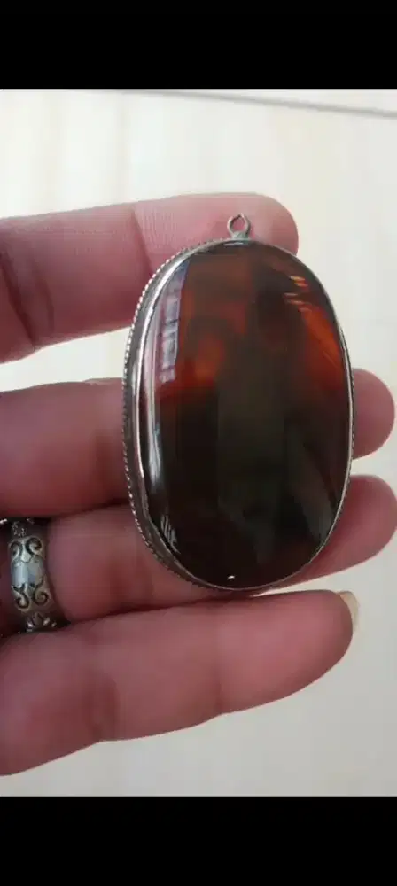 Liontin perak batu motif