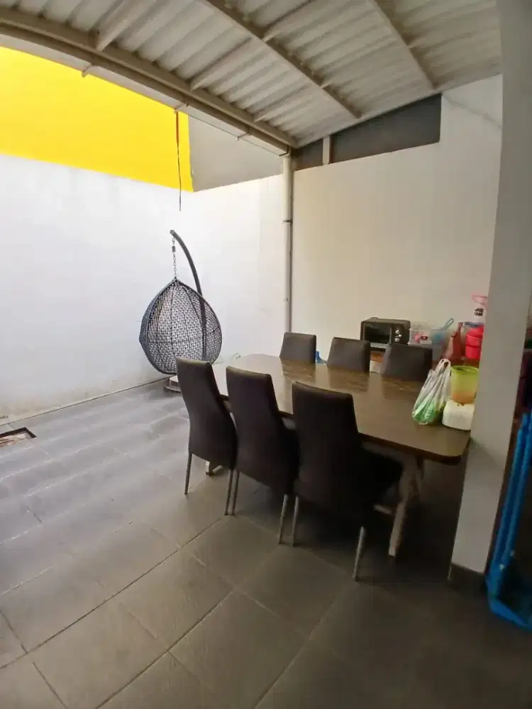 Meja makan dan kursi makan