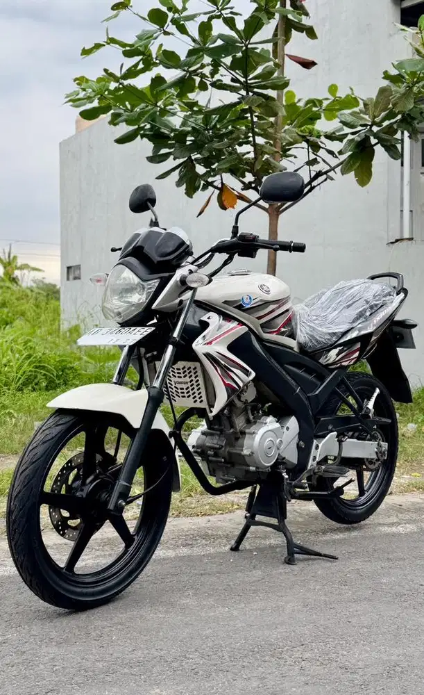 YAMAHA VIXION ALBINO WHITE AD SRAGEN