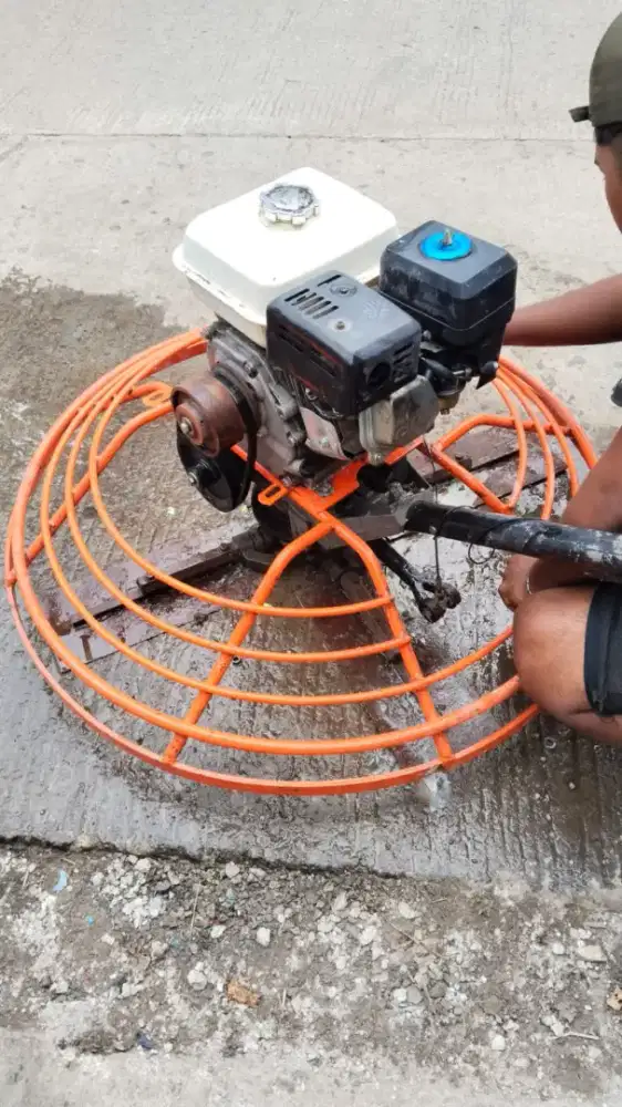 Menyewakan trowel plester beton dan molencor stemper