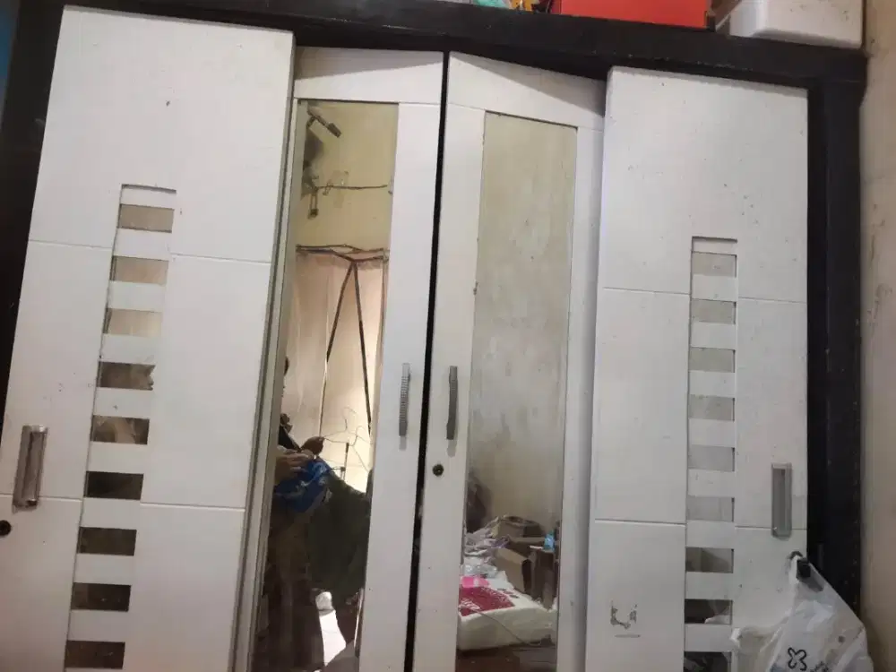 Lemari baju 4 pintu