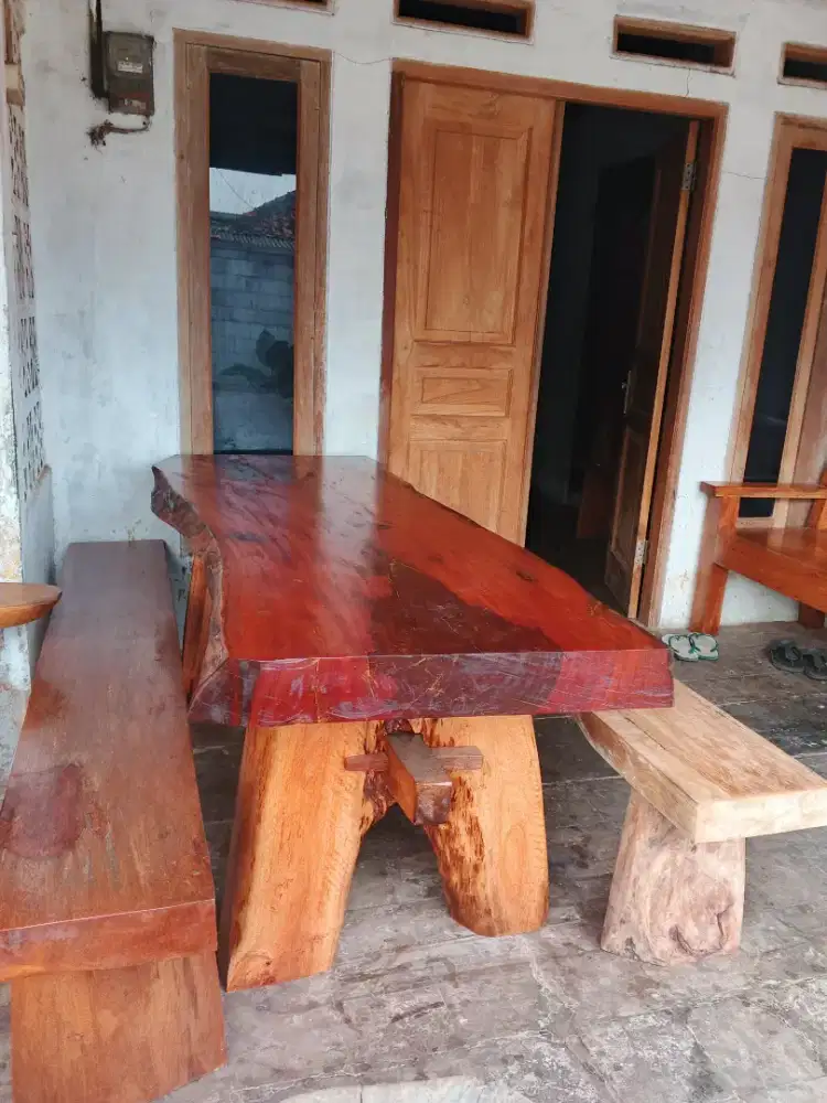 Meja makan kayu mahoni