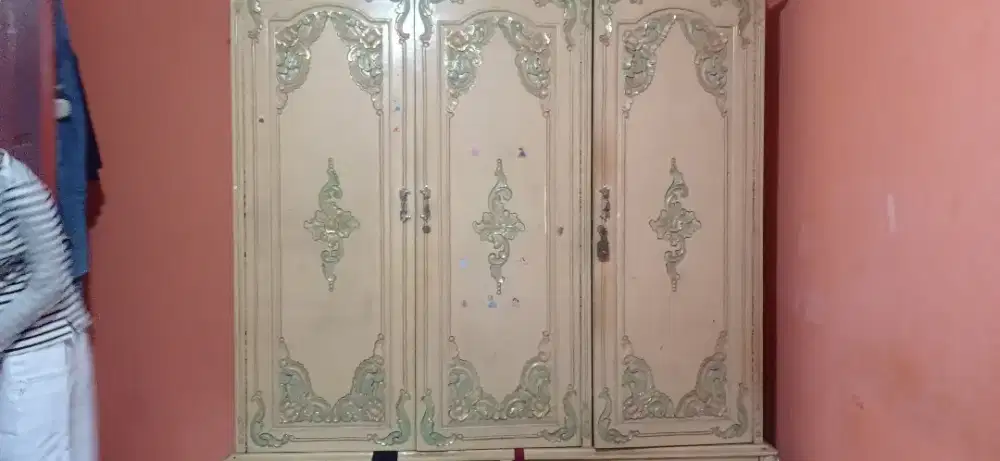 Set lemari pakaian, meja rias dan laci jati