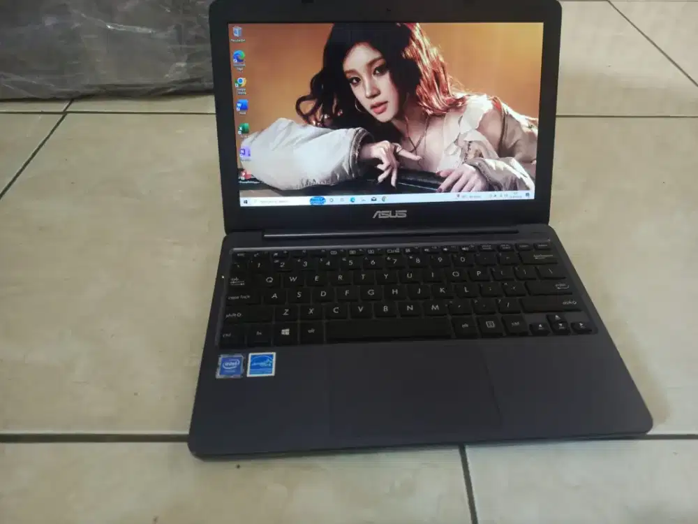 NOTEBOOK ASUS E203MAH Udah upgrade SSD 128Gb -4GB -CEPET -No Minus